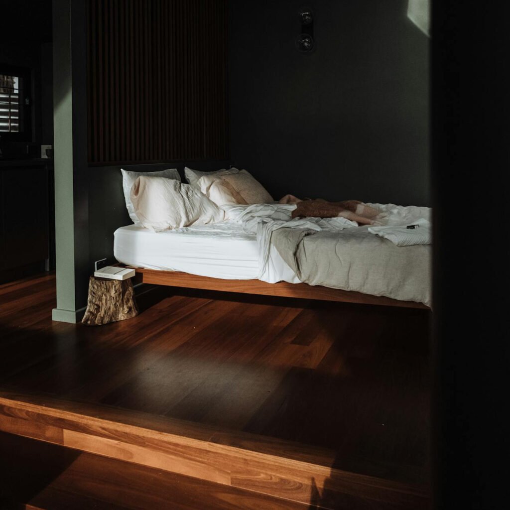 photographie hors regard - Intérieur en lumière naturelle, séance de photographie boudoir intimiste à domicile