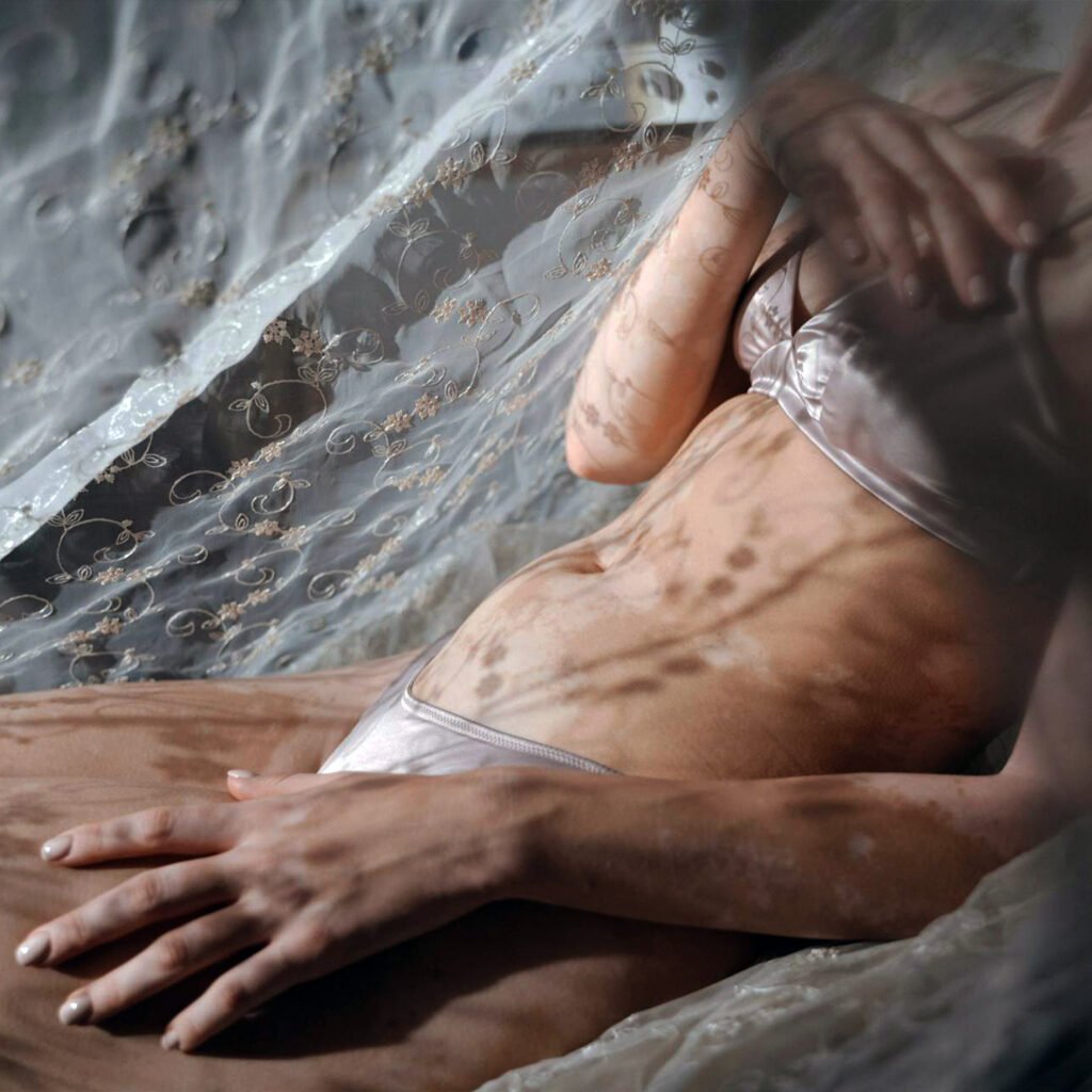 Détail d'une séance hors regard, photographie boudoir intimiste à domicile, PRECIØUS Studio | différence nu artistique boudoir